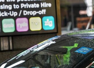 Grab, Gojek, Tada and CDG Zig Extend Driver Fees Until 30 Nov Private-hire car with Grab Gojek Ryde Tada Zig app icons (Lianhe Zaobao file photo)