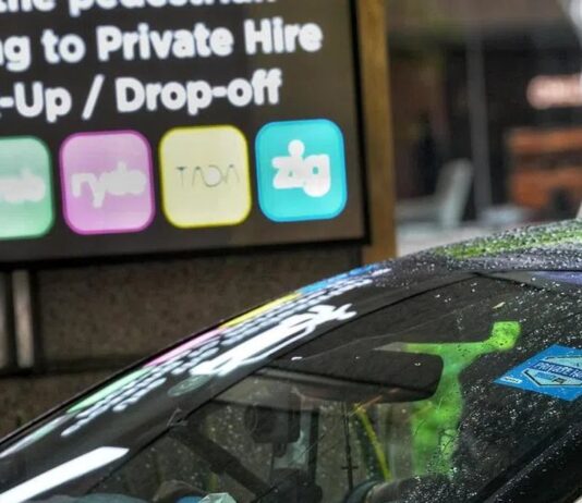 Private-hire car with Grab Gojek Ryde Tada Zig app icons (Lianhe Zaobao file photo)