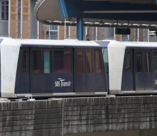 Sengkang-Punggol LRT to Fully Resume on 4 Oct, 2 Weeks Early; Free Off-Peak Rides Extended Another Year Sengkang LRT Crystal Mover train at Cheng Lim station on the West Inner Loop