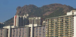 Lion Rock in Hong Kong, seen from Lung Cheung Road (Photo: Mk2010 / Wikimedia Commons, CC BY-SA 3.0)