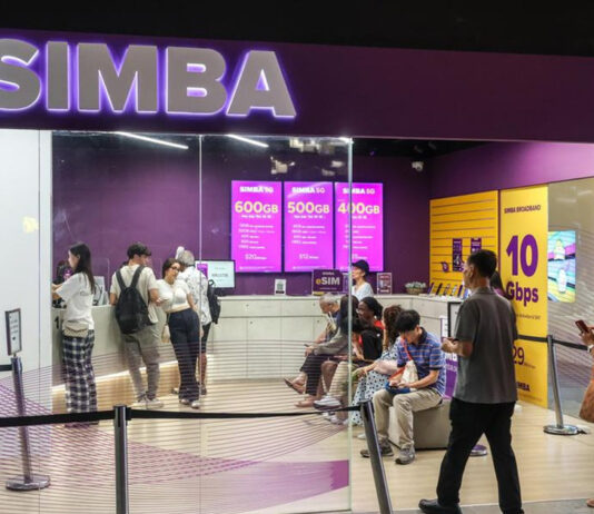 Customers queuing inside a SIMBA store with a purple SIMBA sign and 10 Gbps broadband posters