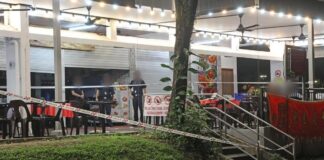 Police cordon tape outside a coffee shop at Telok Blangah Heights on the night of 5 Oct 2026, with police officers standing inside the cordoned-off area (Photo: Shin Min Daily News via Lianhe Zaobao)