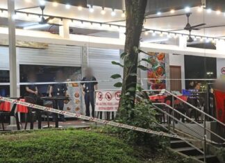 Police cordon tape outside a coffee shop at Telok Blangah Heights on the night of 5 Oct 2026, with police officers standing inside the cordoned-off area (Photo: Shin Min Daily News via Lianhe Zaobao)
